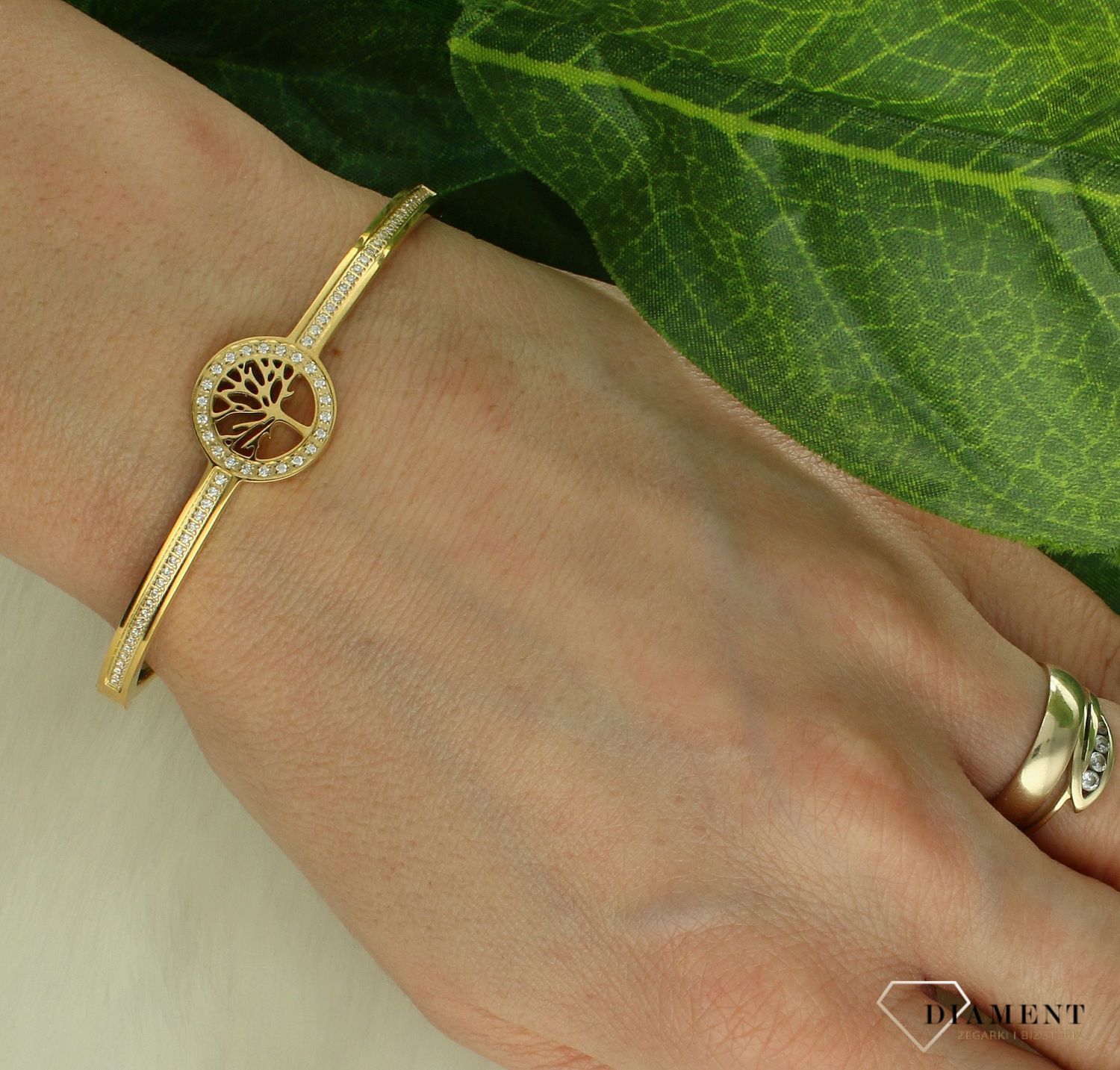 Bransoletka damska złota sztywna z drzewkiem szczęścia i cyrkoniami Nomination 029501 030 z kolekcji Pretty Bangles. Bransoletka wykonana z najwyższej jakości stali szlachetnej, pozłacanej metodą PVD.jpg